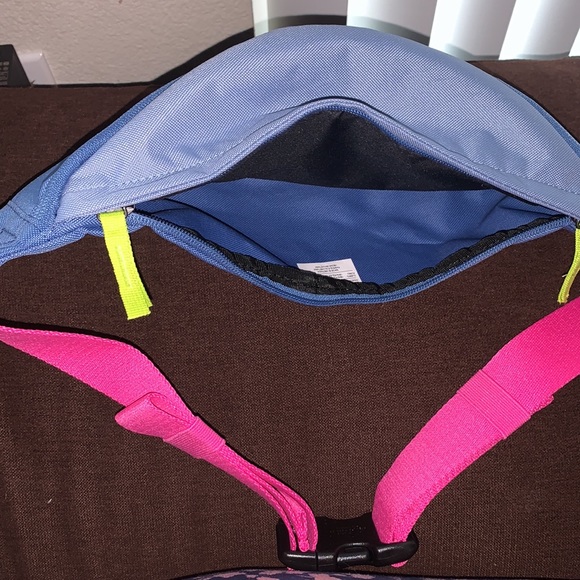 New Nike fenny bag front zipper and back zip pocket inside new with tag - Picture 7 of 7